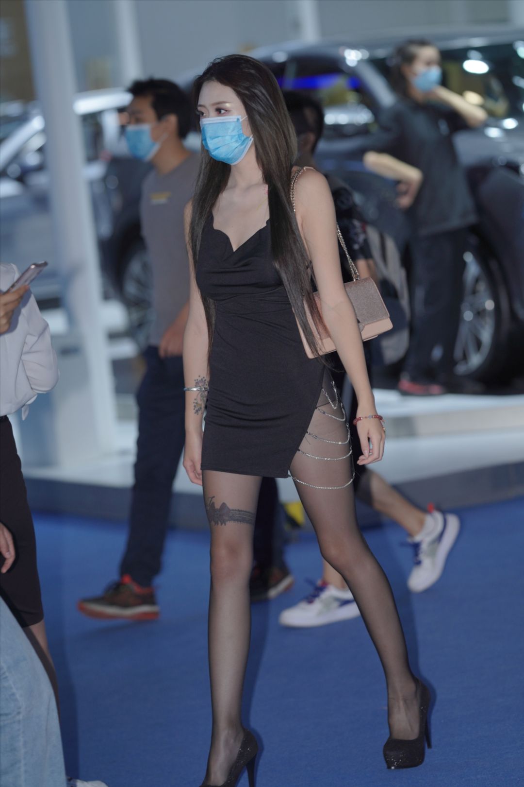 图片[4]-黑丝袜短裙露背装美女-街拍图满多