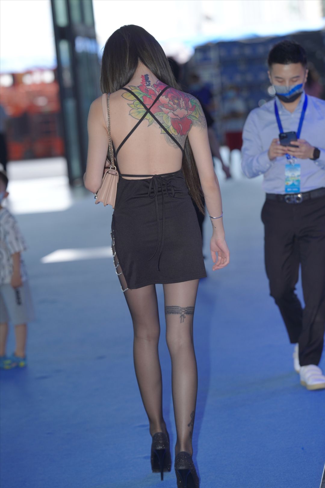 图片[5]-黑丝袜短裙露背装美女-街拍图满多