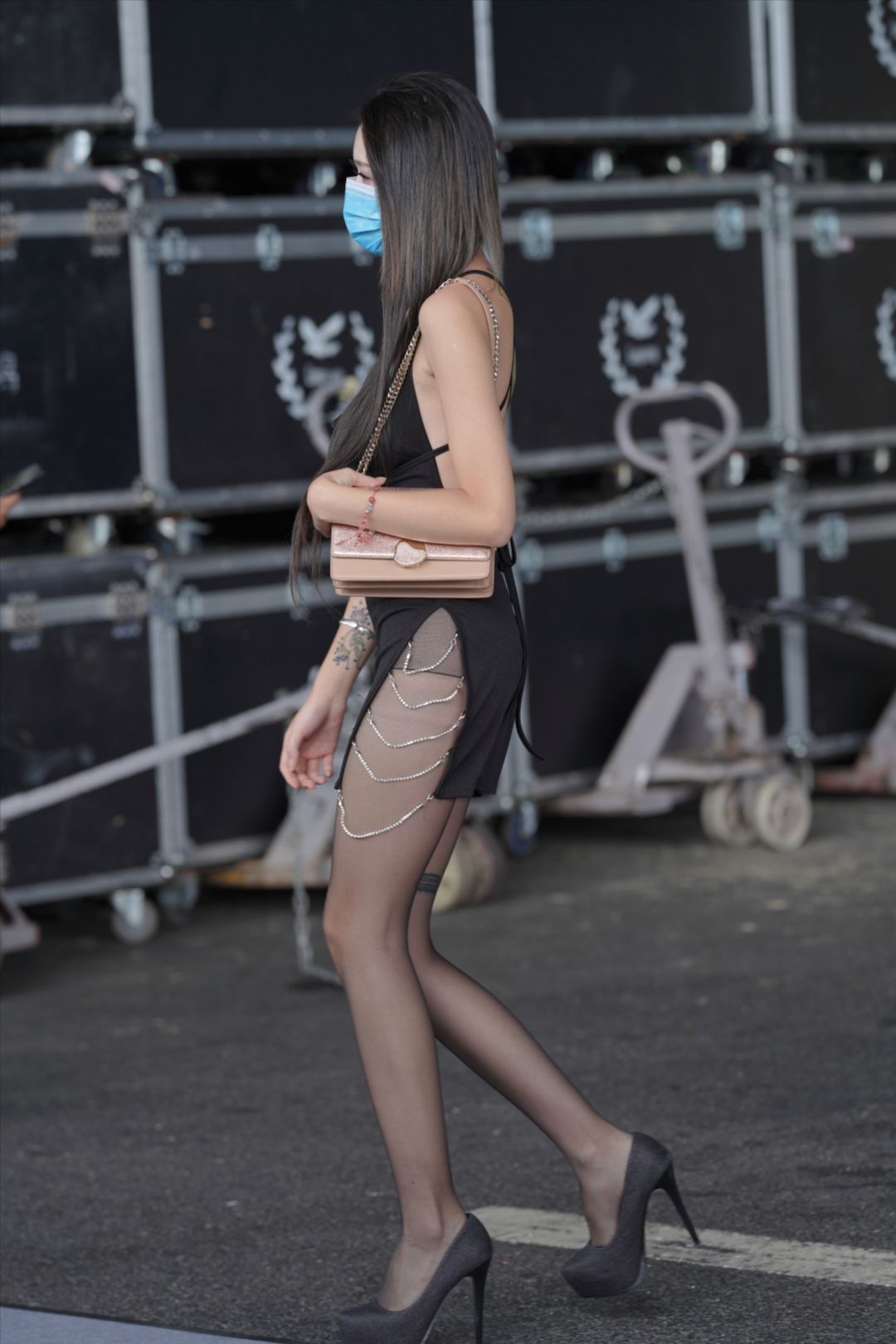 图片[6]-黑丝袜短裙露背装美女-街拍图满多