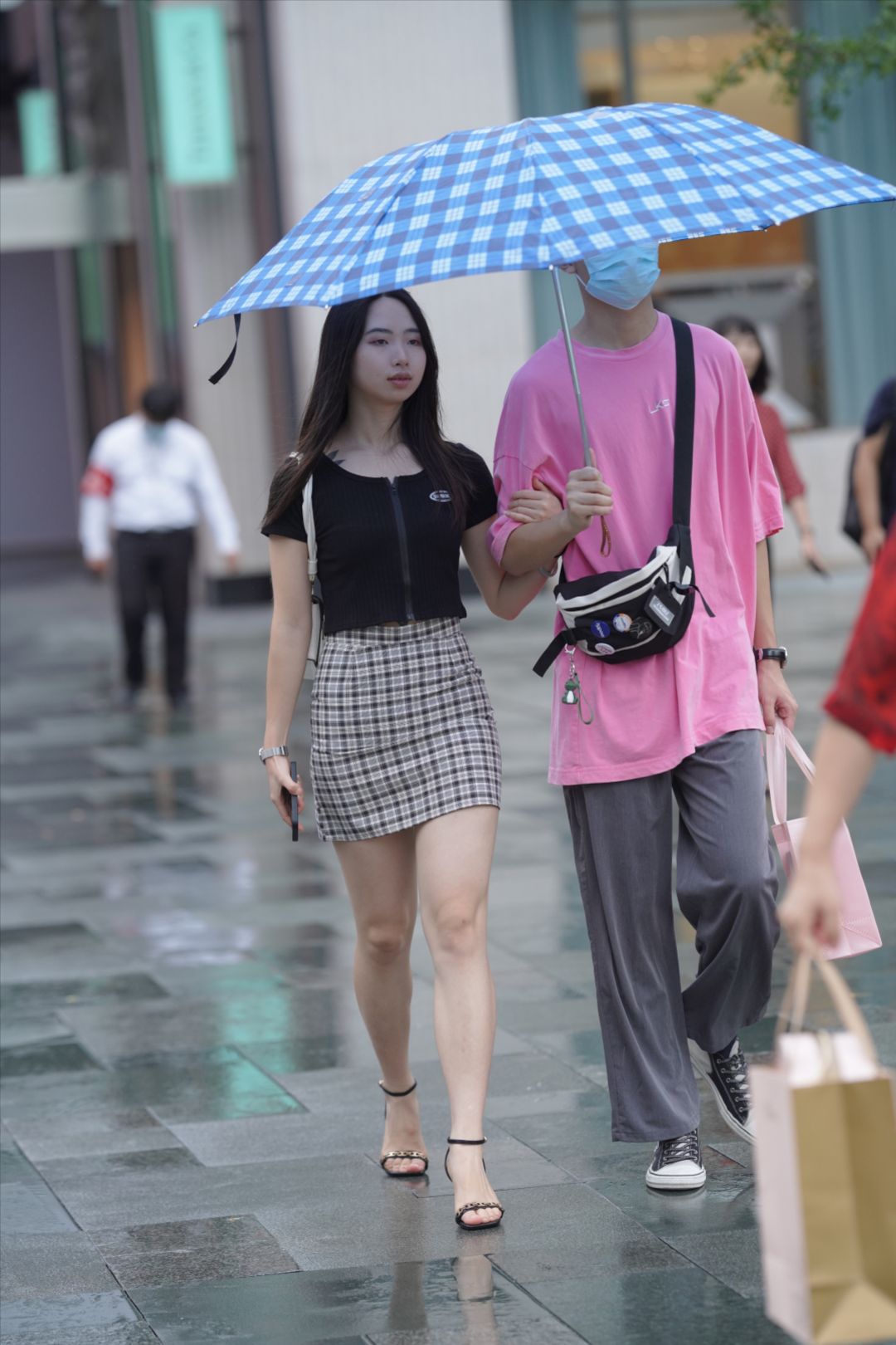 图片[3]-短裙大白腿妹子-街拍图满多