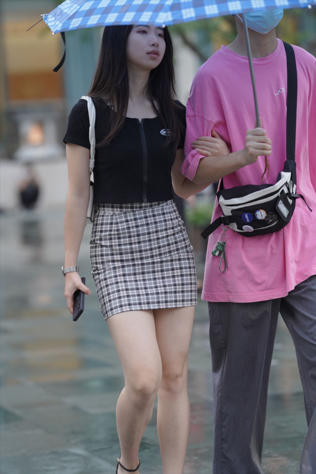 图片[2]-短裙大白腿妹子-街拍图满多