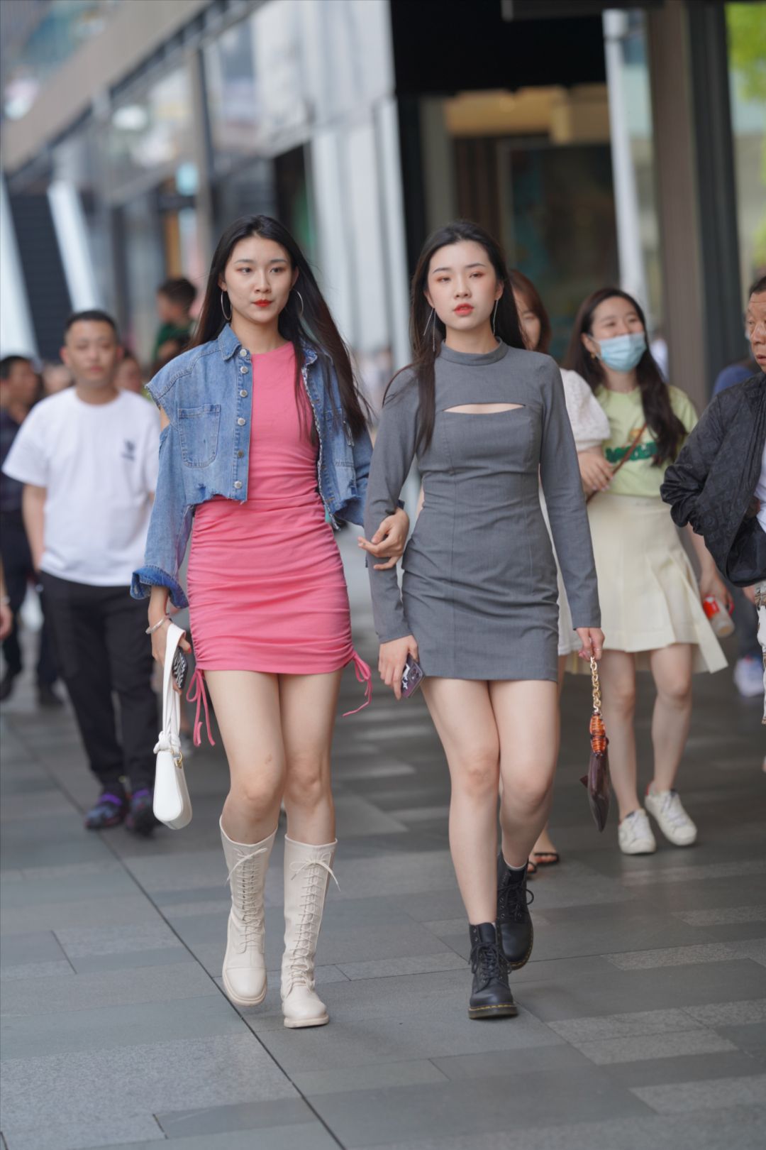 图片[4]-包臀短裙闺蜜-街拍图满多