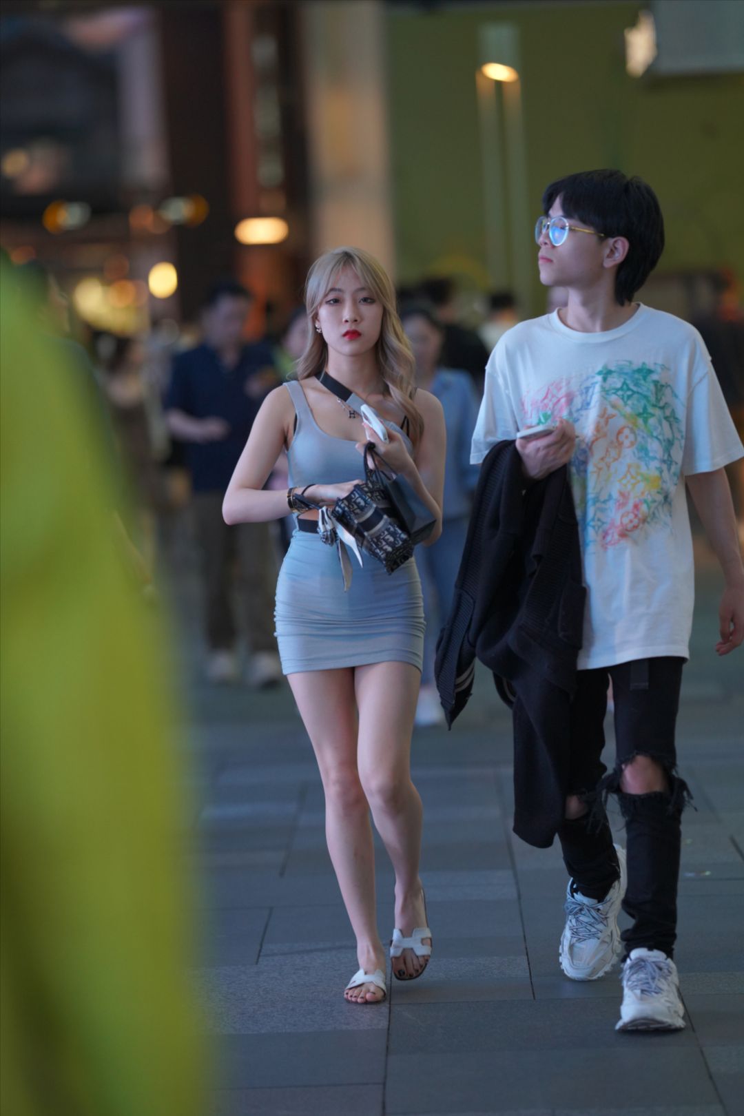 包臀短裙小妹-街拍图满多