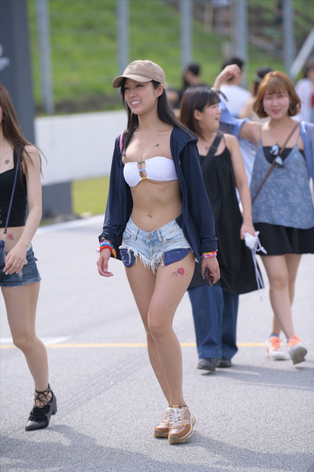 图片[2]-牛仔热裤妹子-街拍图满多