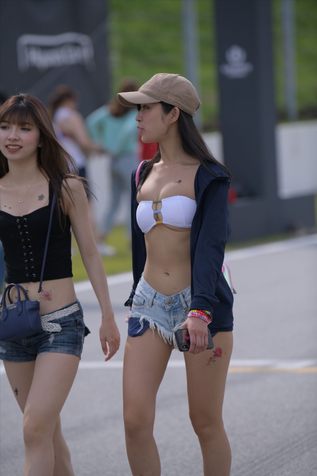 图片[4]-牛仔热裤妹子-街拍图满多