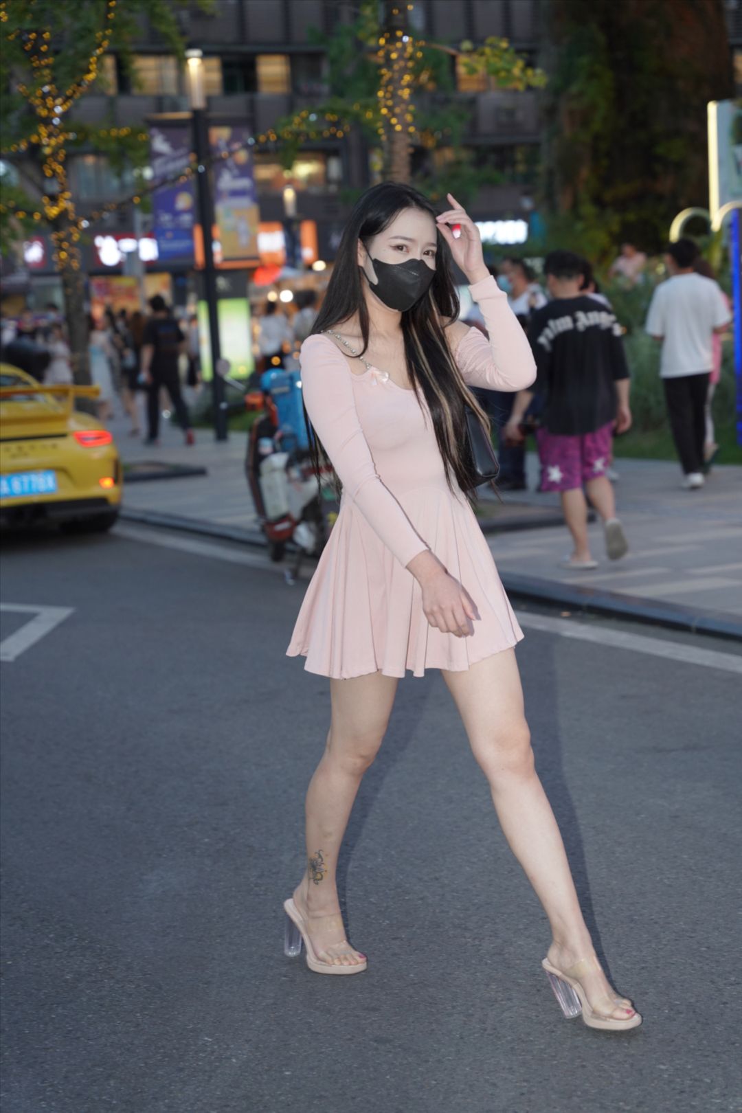 图片[2]-粉裙美眉-街拍图满多