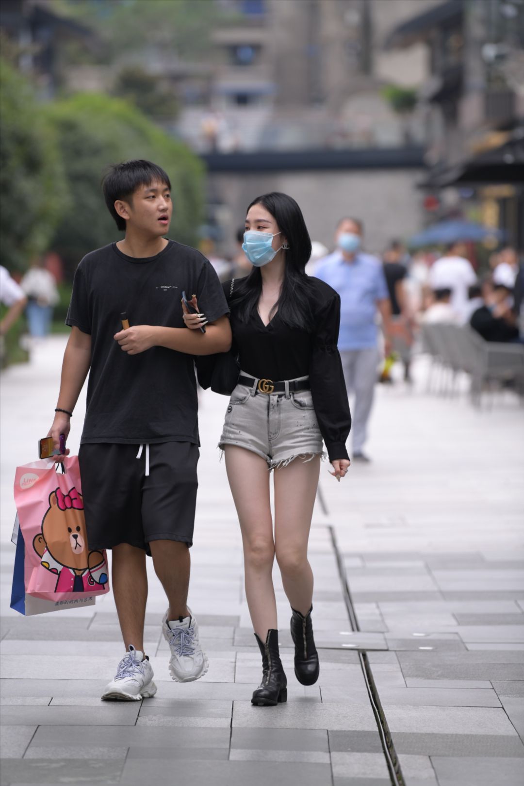 图片[2]-白皙美腿牛仔热裤美女-街拍图满多