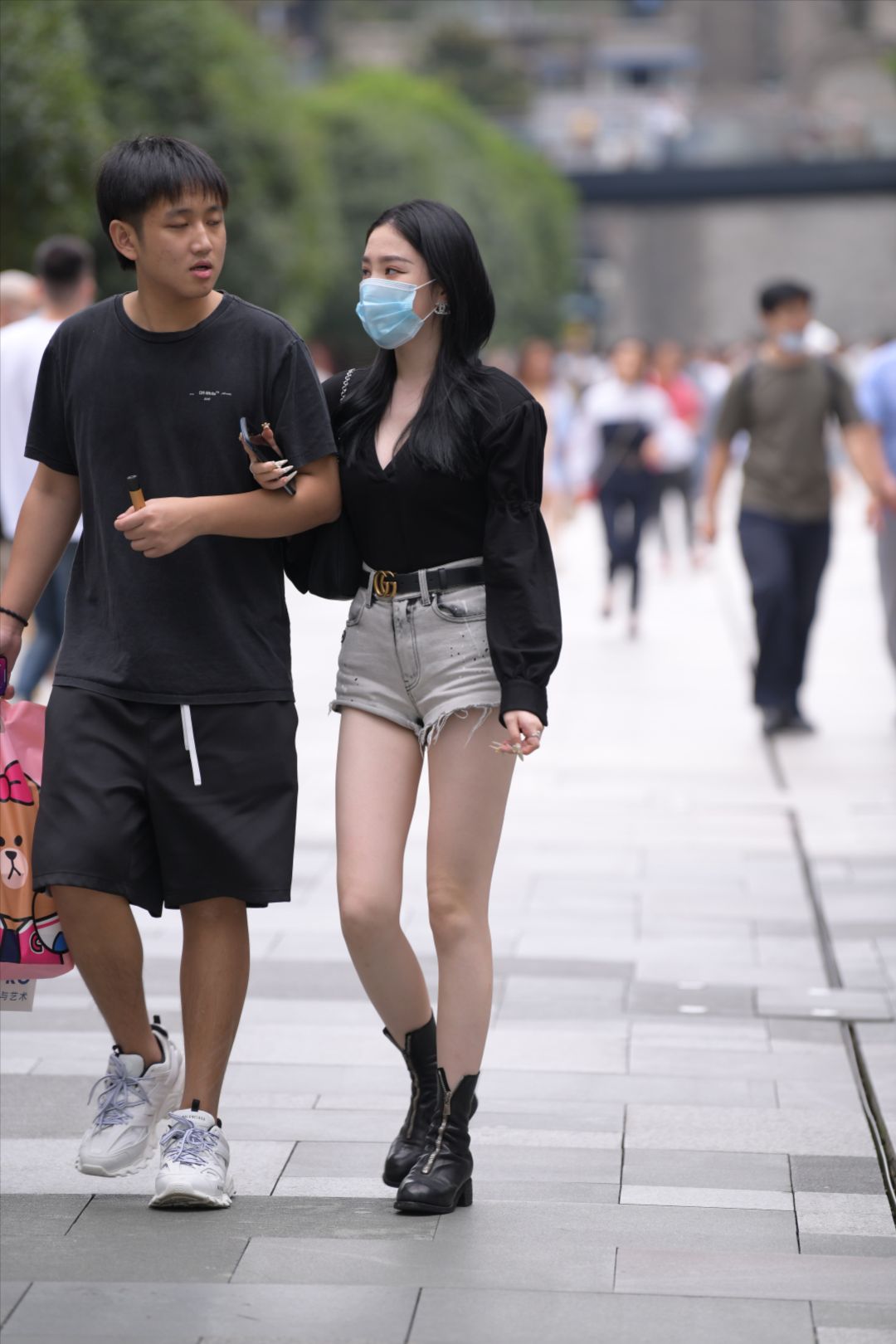 白皙美腿牛仔热裤美女-街拍图满多
