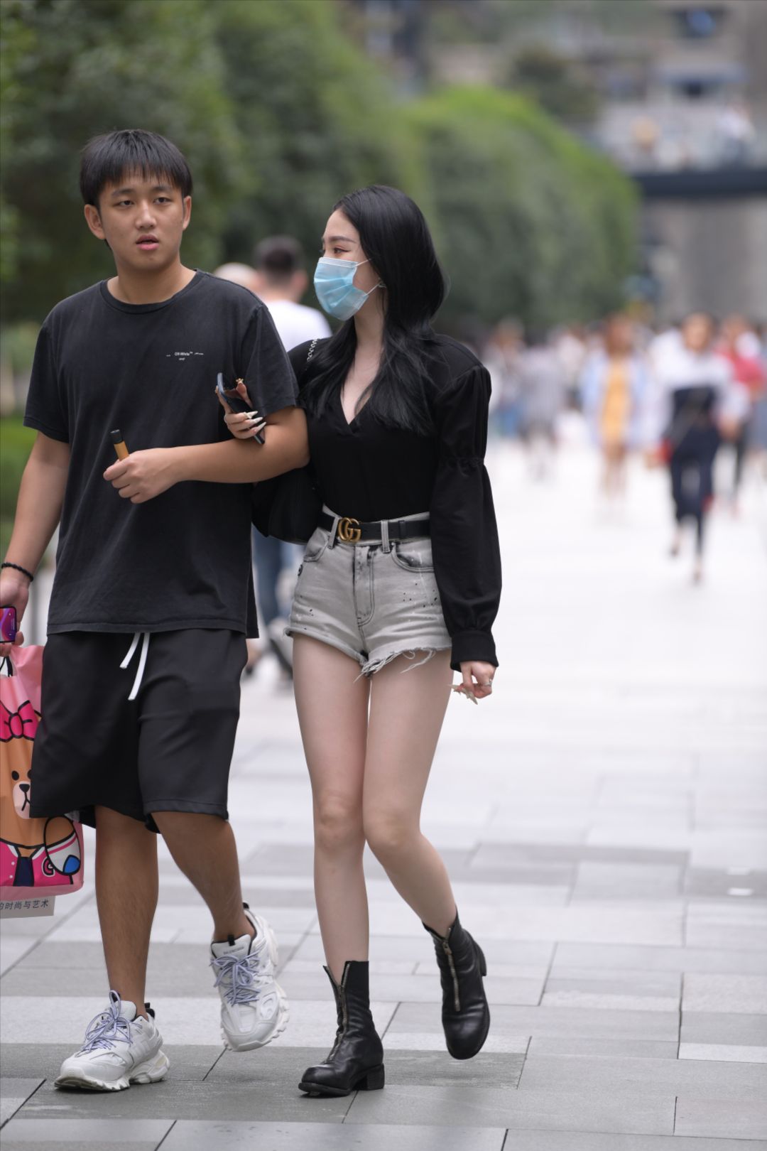 图片[3]-白皙美腿牛仔热裤美女-街拍图满多