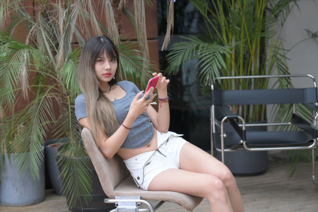 图片[4]-白色热裤长腿女孩-街拍图满多
