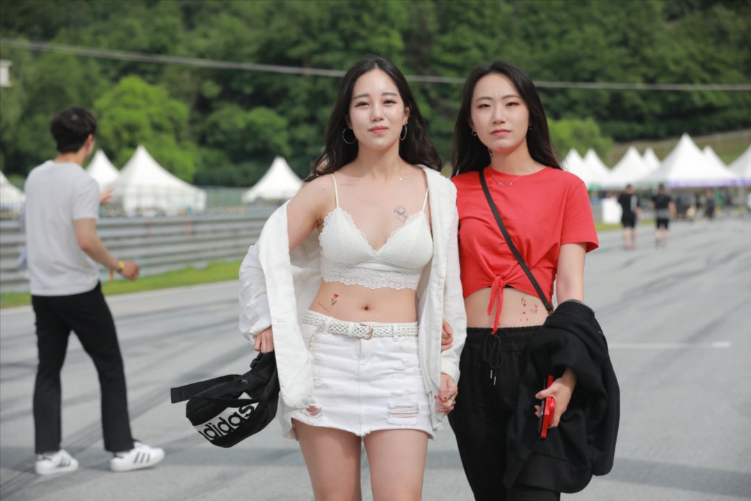 图片[4]-面容姣好的女孩 看着就是一种享受-街拍图满多
