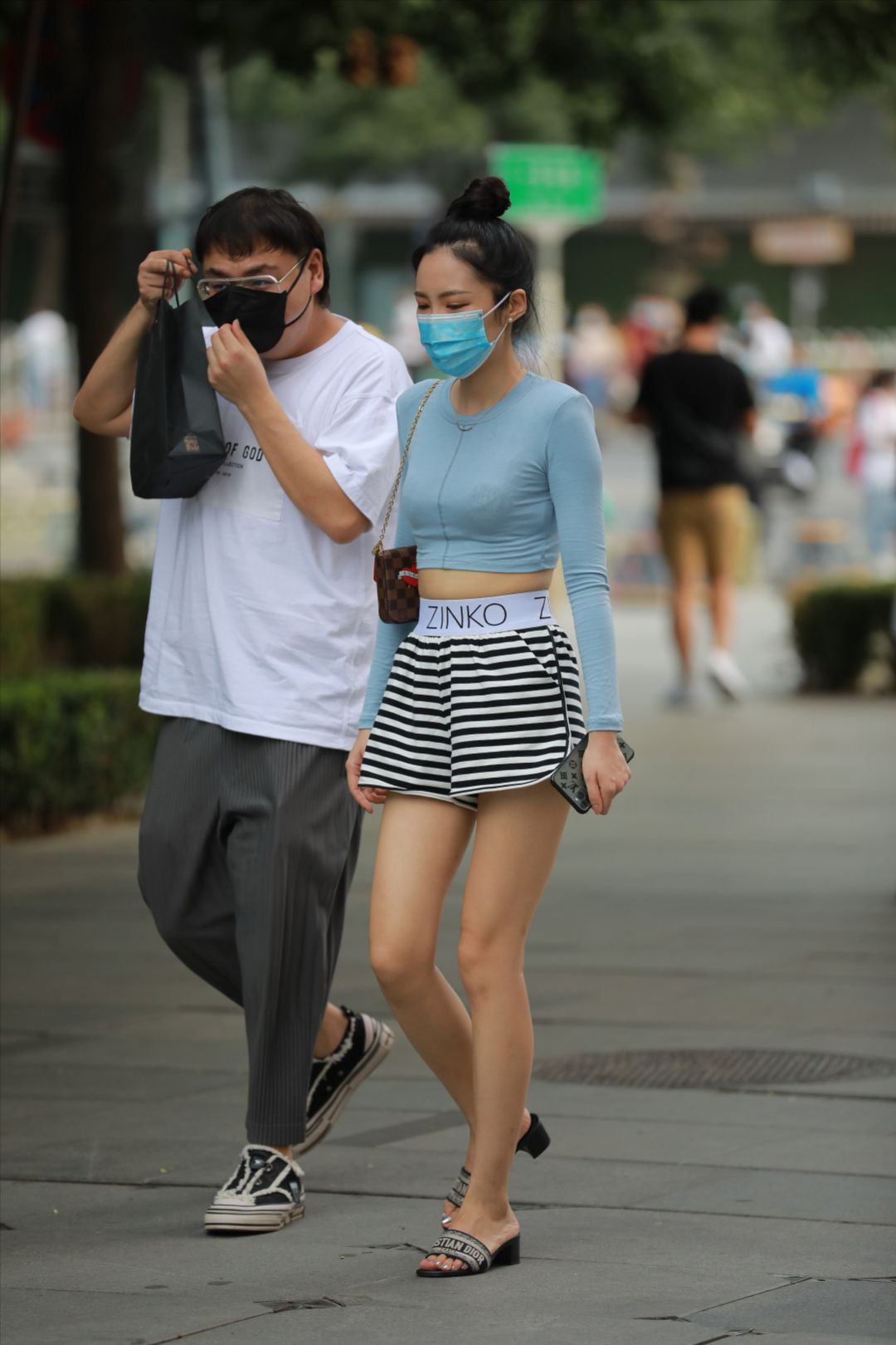 丸子头甜美女友-街拍图满多