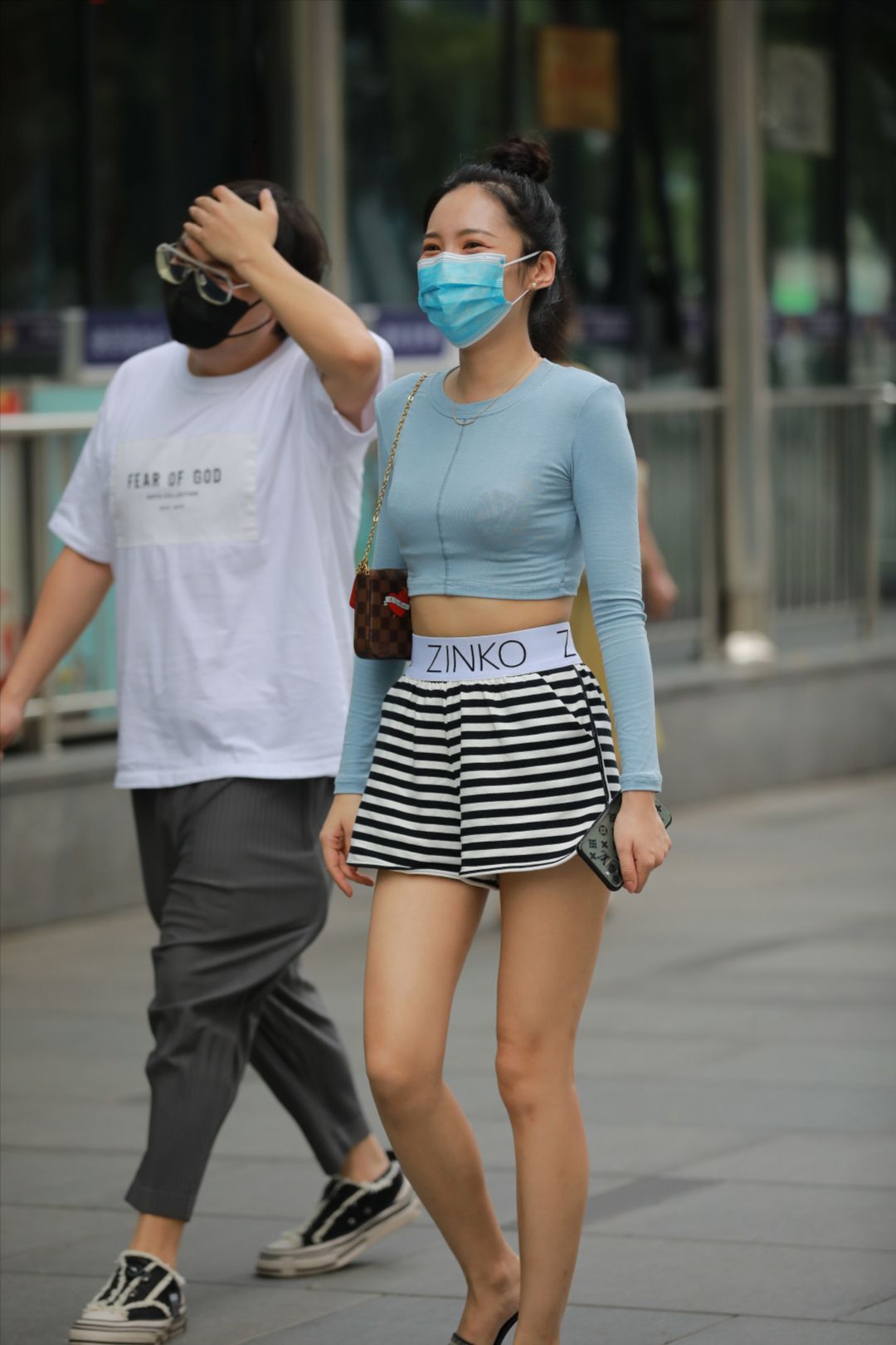 图片[4]-丸子头甜美女友-街拍图满多