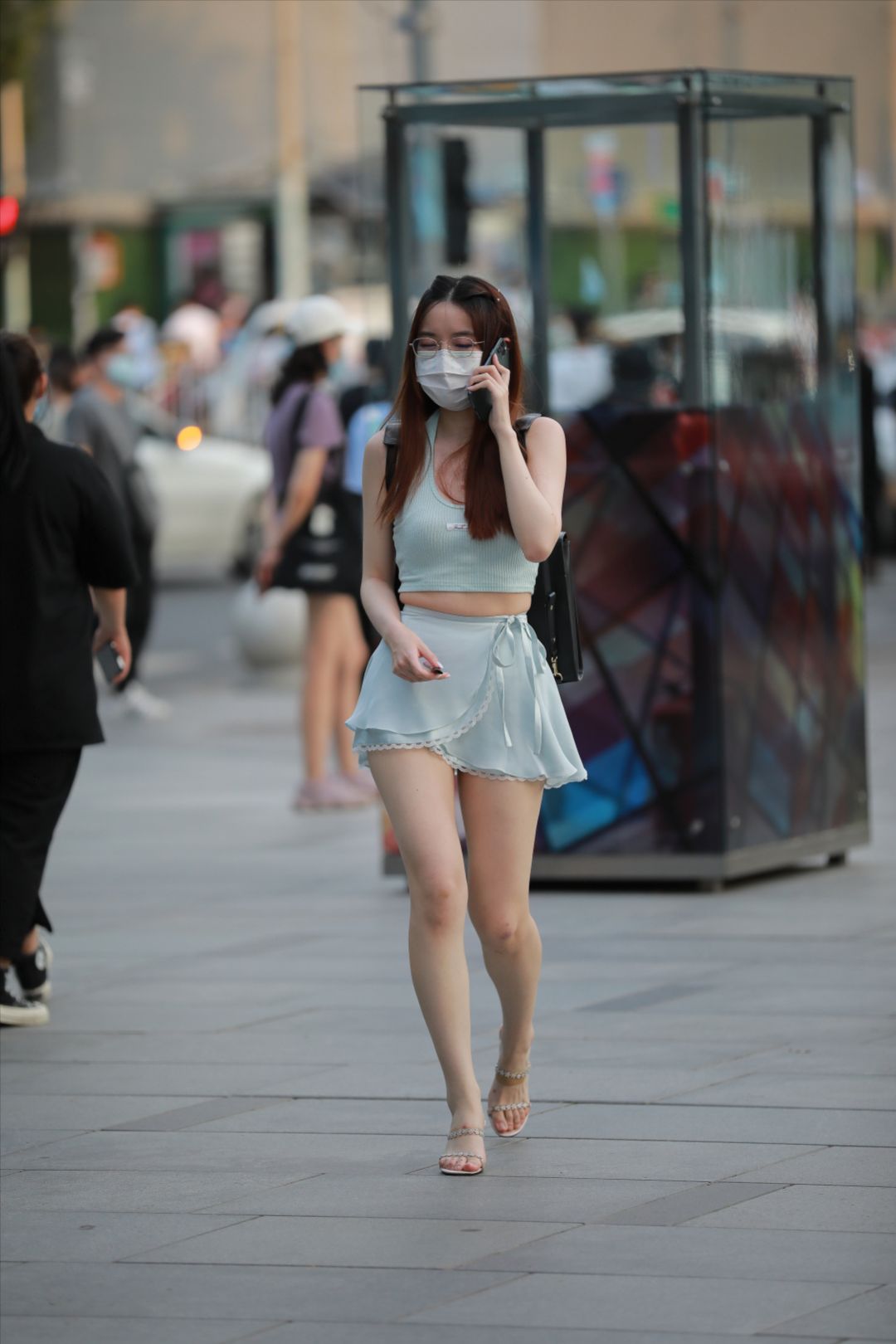 蓝裙白嫩女孩-街拍图满多