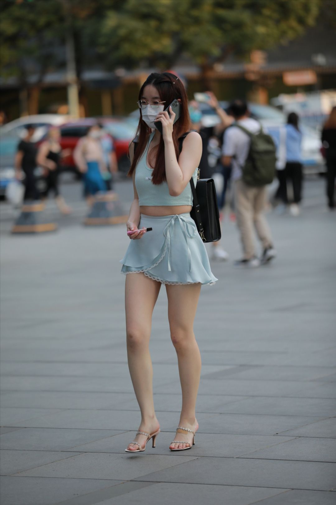 图片[3]-蓝裙白嫩女孩-街拍图满多