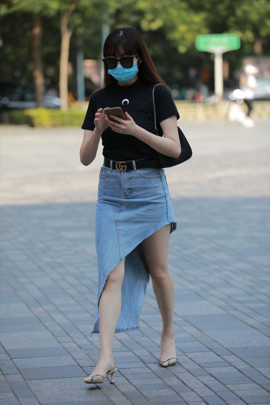 图片[4]-蓝牛仔裙高跟美女-街拍图满多