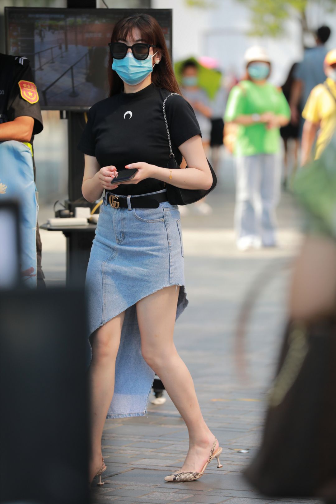 图片[3]-蓝牛仔裙高跟美女-街拍图满多