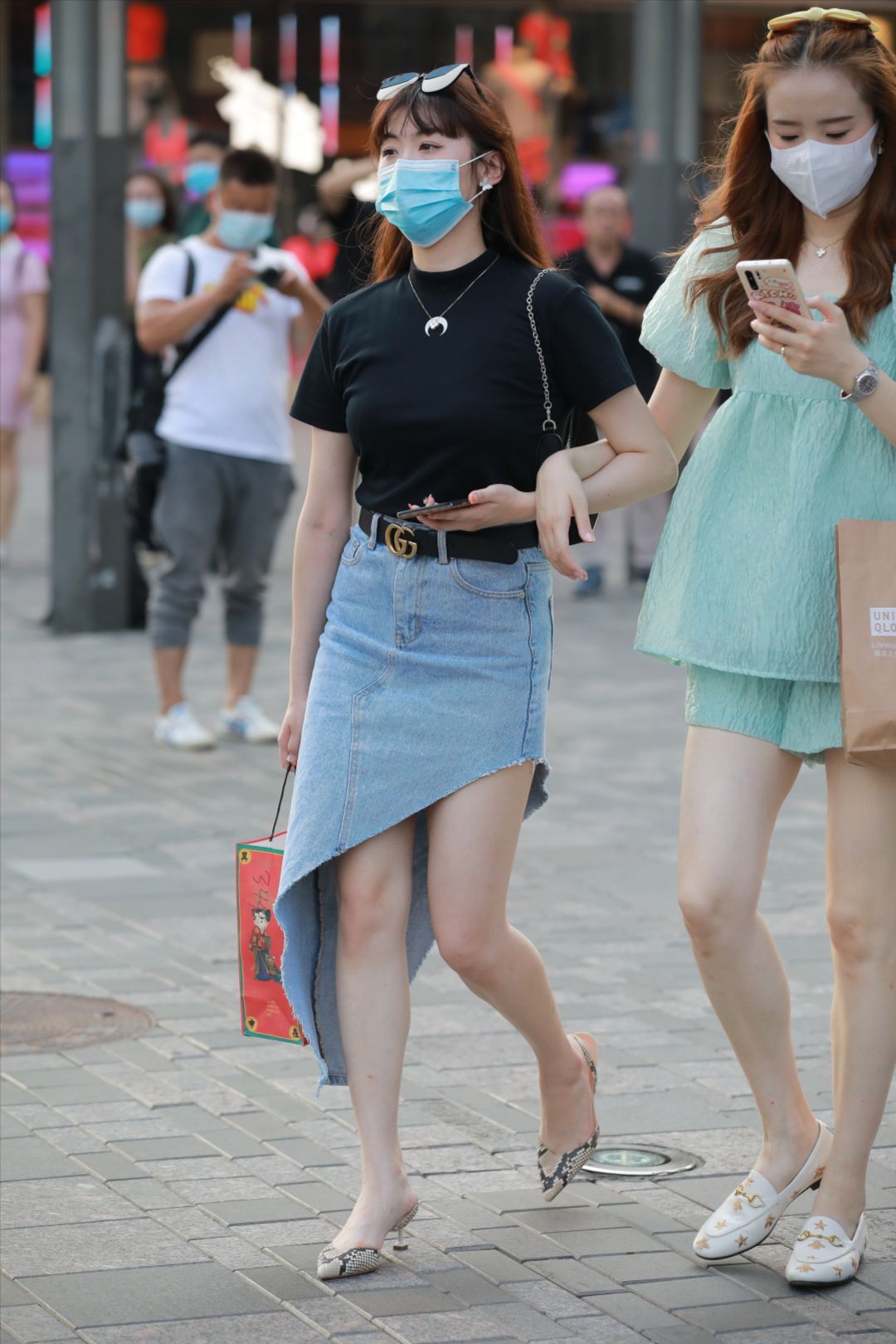 蓝牛仔裙高跟美女-街拍图满多