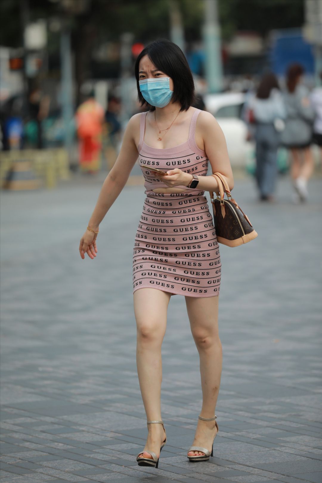 图片[2]-性感包臀裙高跟小姐姐-街拍图满多