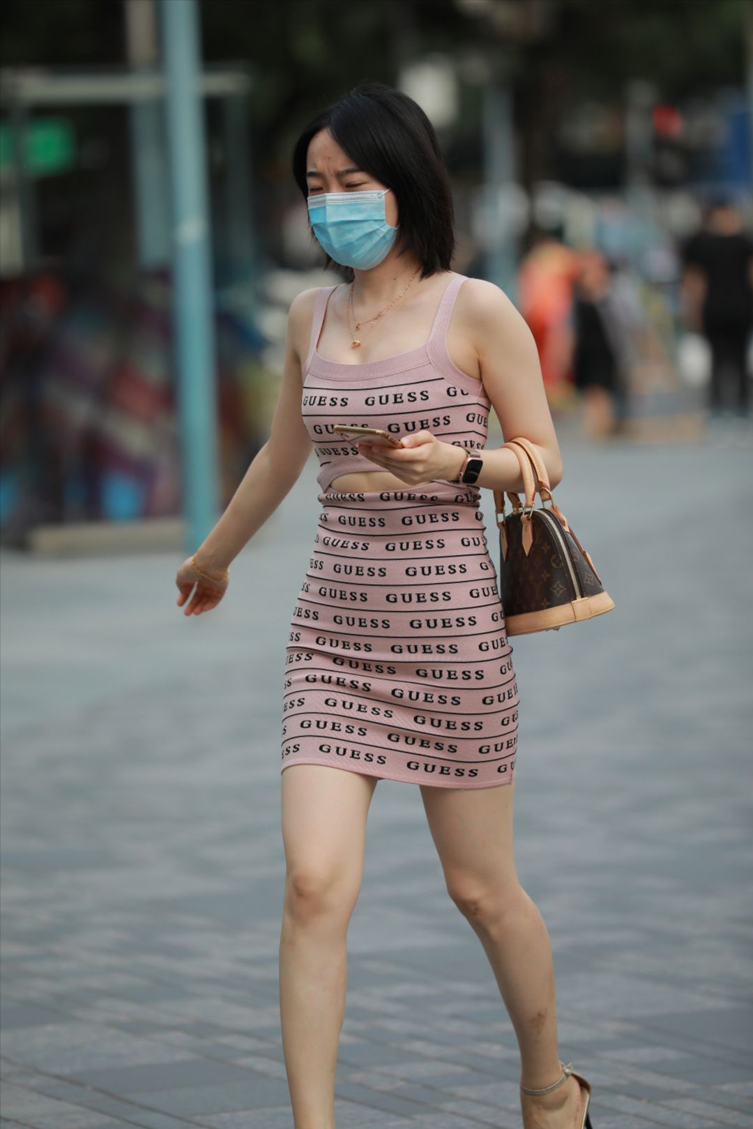 性感包臀裙高跟小姐姐-街拍图满多
