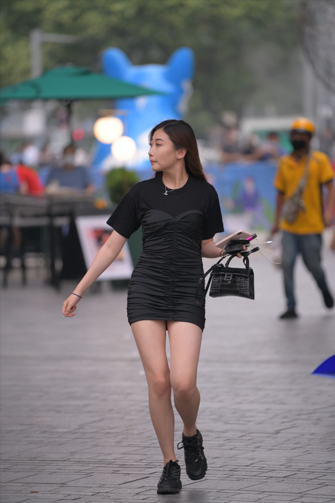 图片[2]-黑色包臀裙美眉-街拍图满多