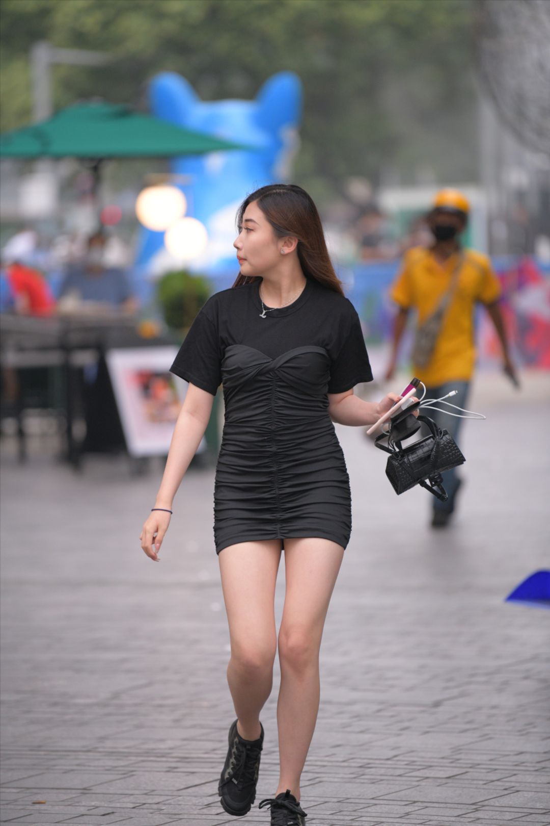 黑色包臀裙美眉-街拍图满多