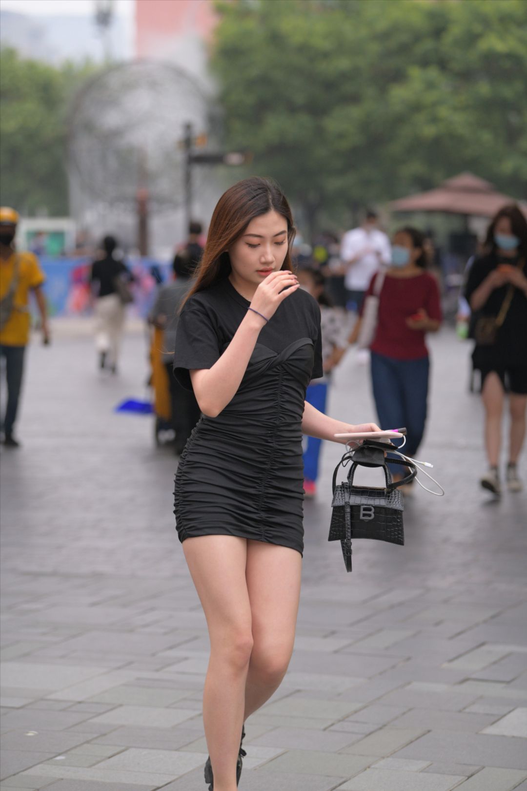 图片[5]-黑色包臀裙美眉-街拍图满多