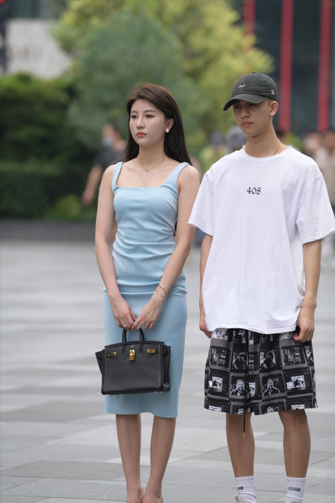 时尚靓丽蓝裙女友-街拍图满多