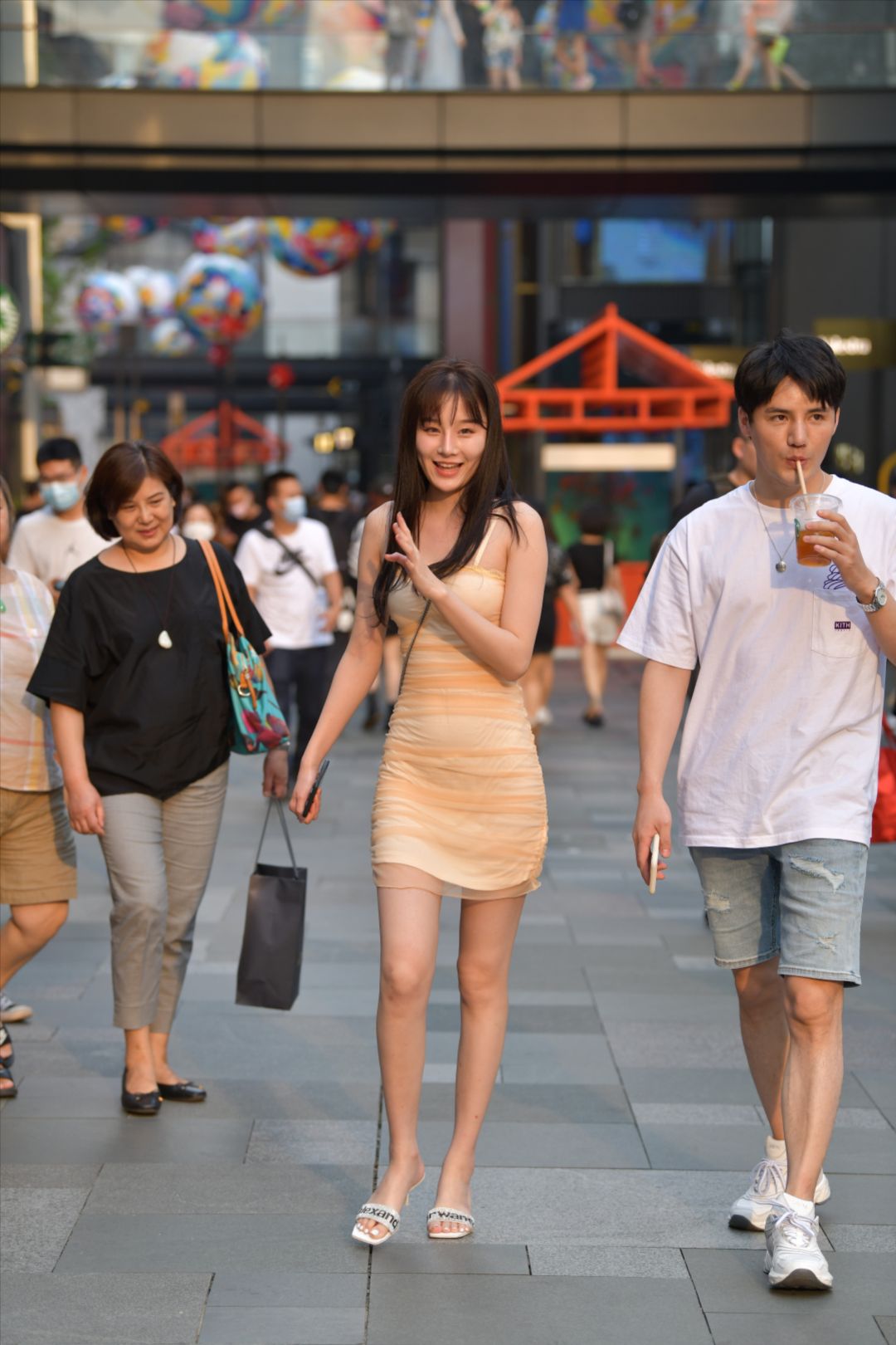 图片[2]-甜美小酒窝美女-街拍图满多