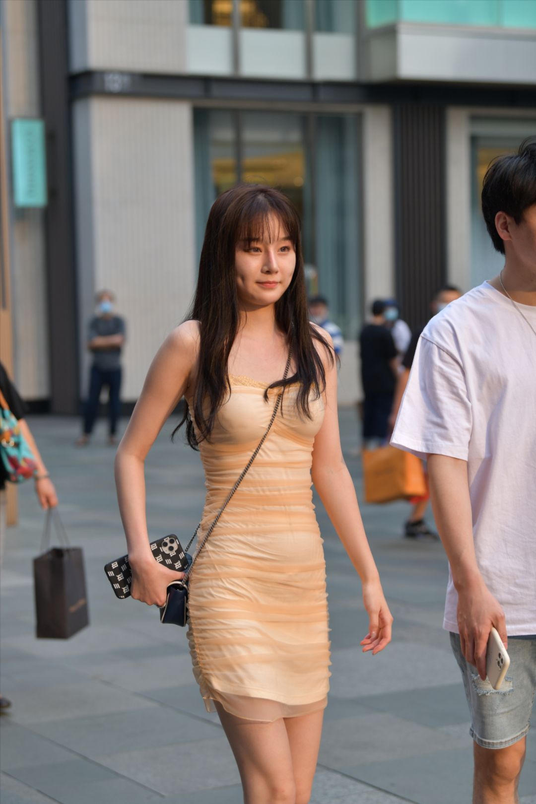图片[3]-甜美小酒窝美女-街拍图满多