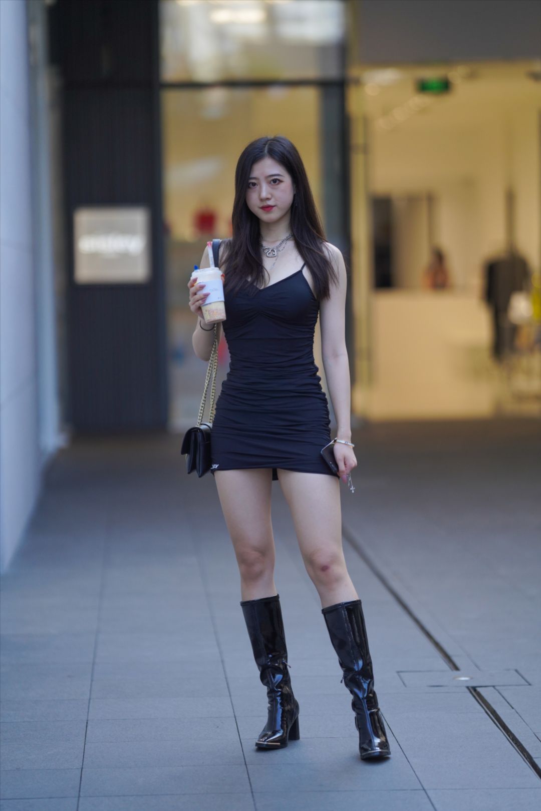 图片[4]-黑色短裙美眉-街拍图满多