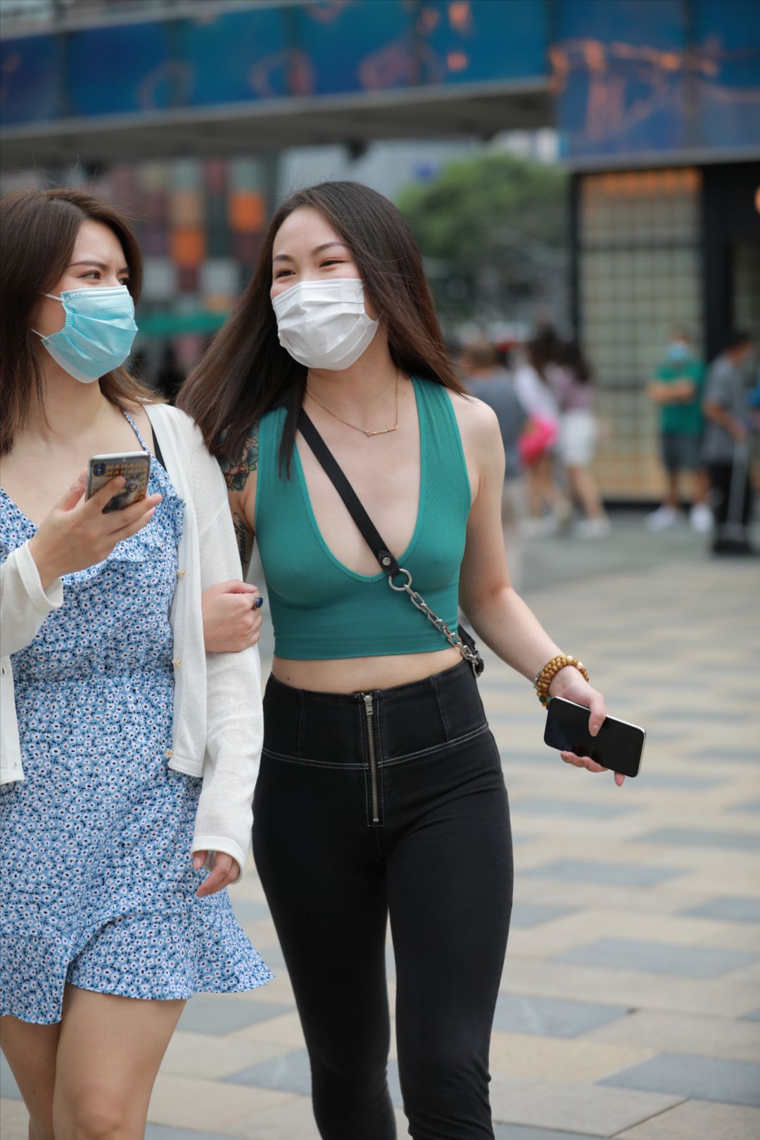 图片[2]-紧身牛仔裤美女-街拍图满多
