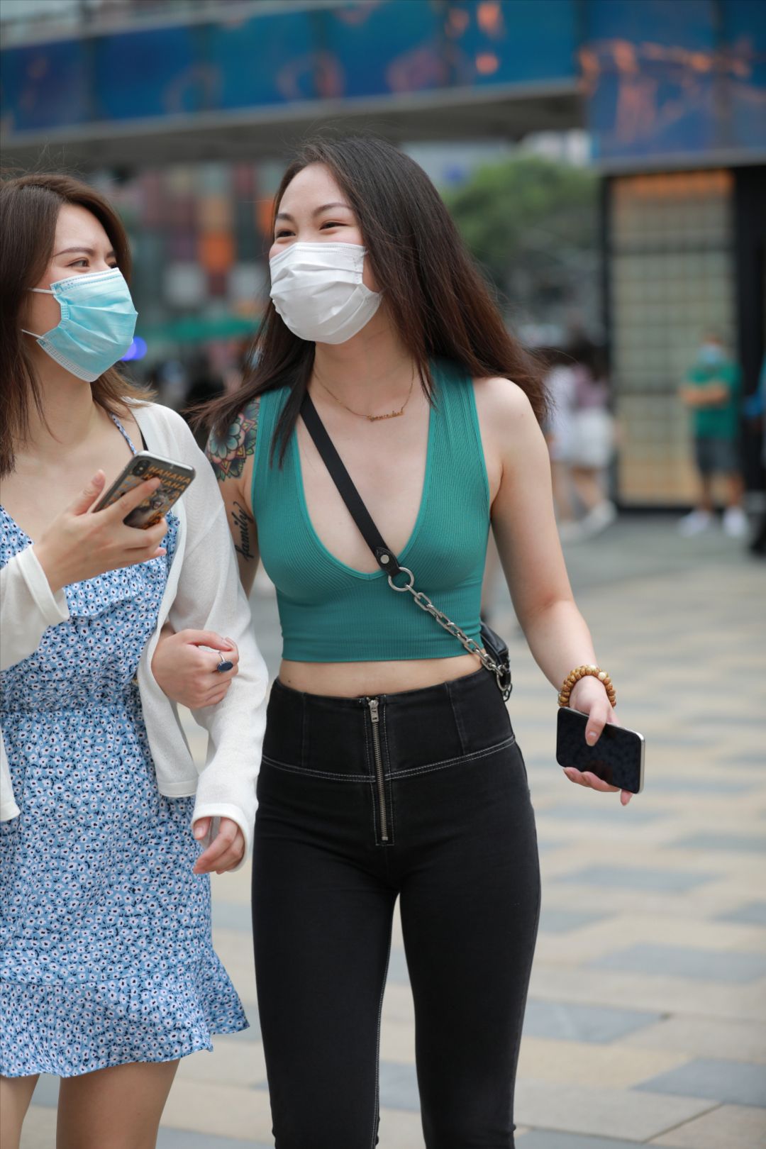 图片[3]-紧身牛仔裤美女-街拍图满多