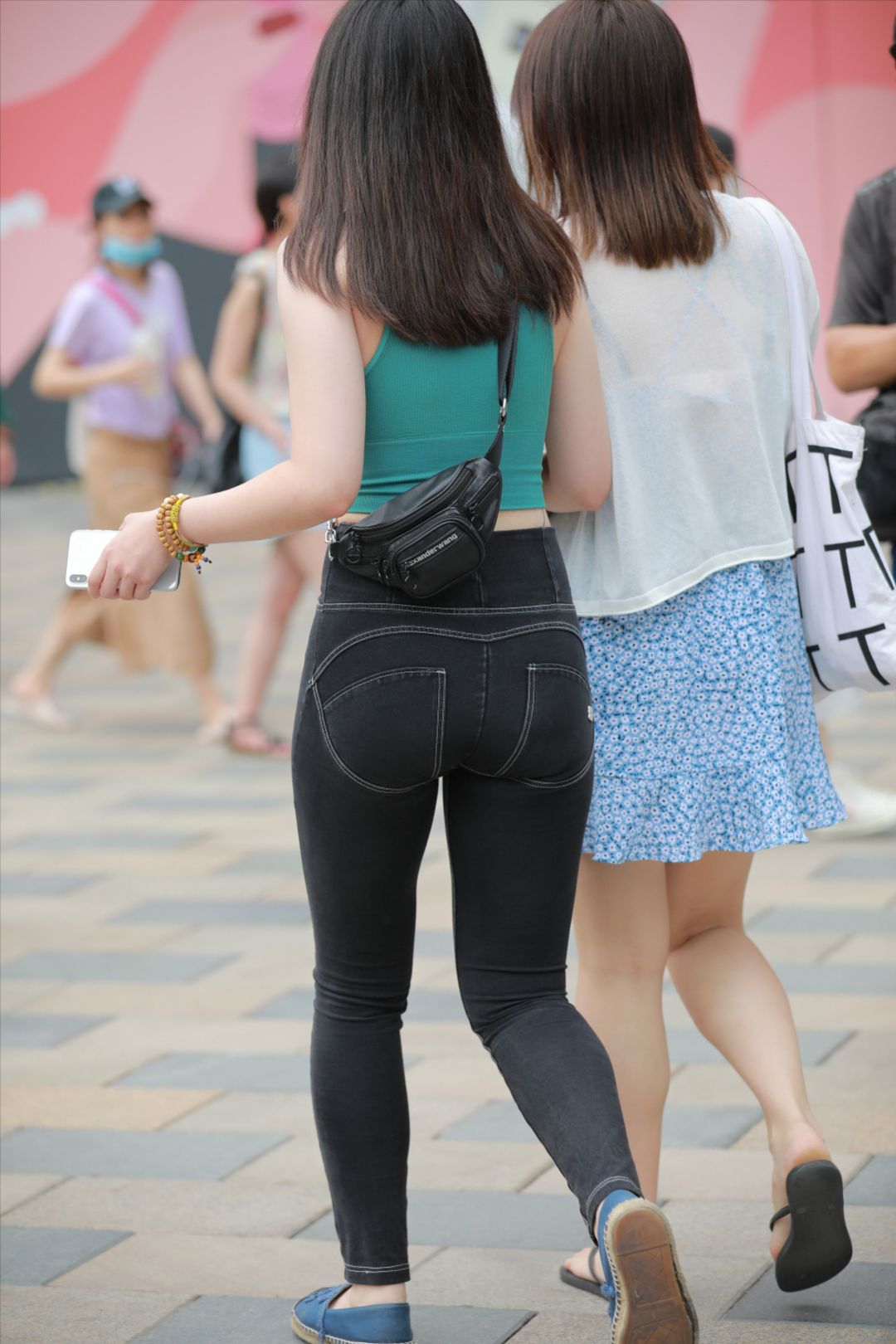 图片[4]-紧身牛仔裤美女-街拍图满多