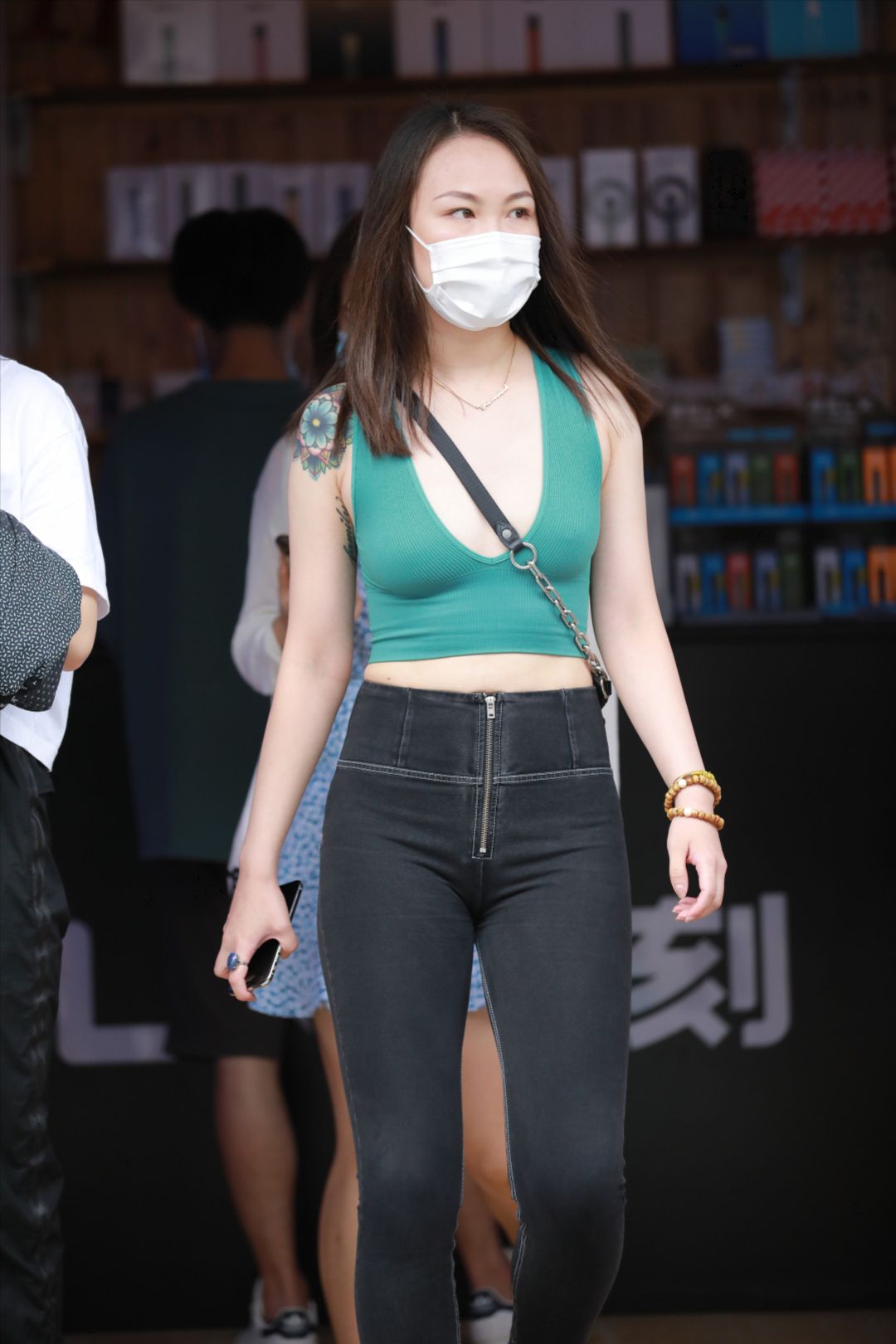 图片[7]-紧身牛仔裤美女-街拍图满多