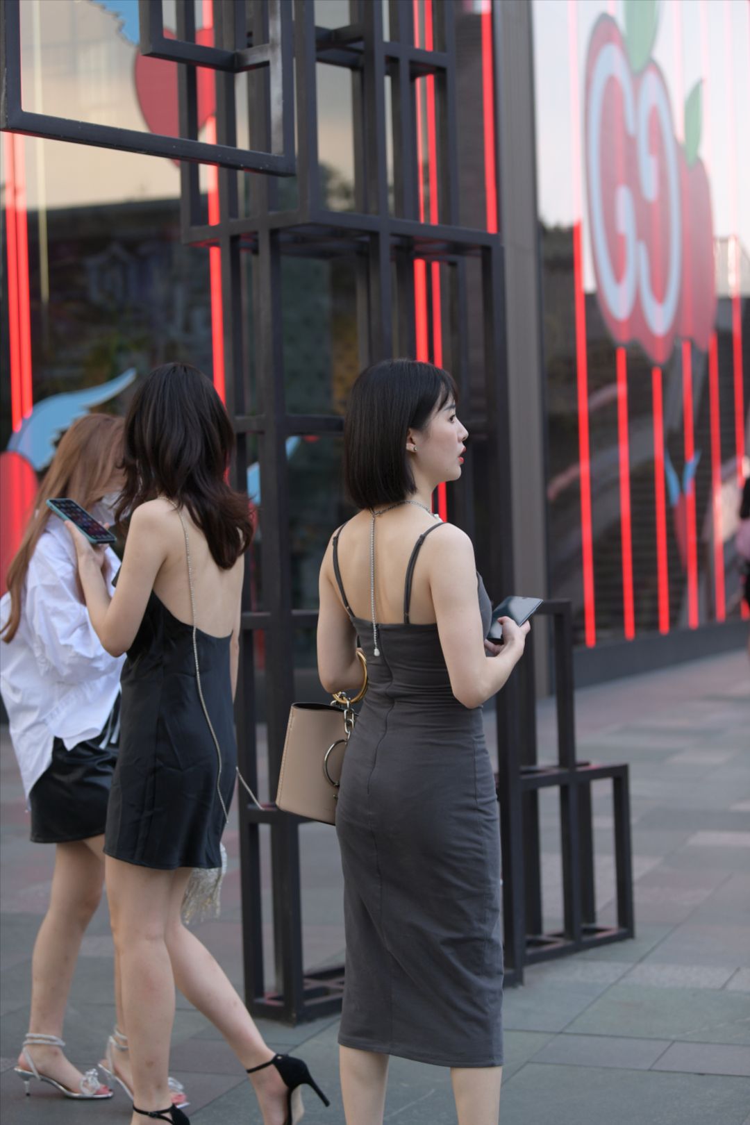 图片[5]-性感包臀裙两闺蜜-街拍图满多