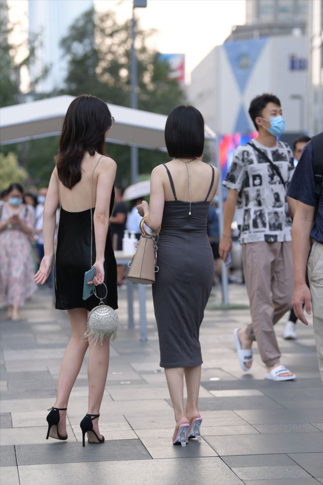 性感包臀裙两闺蜜-街拍图满多