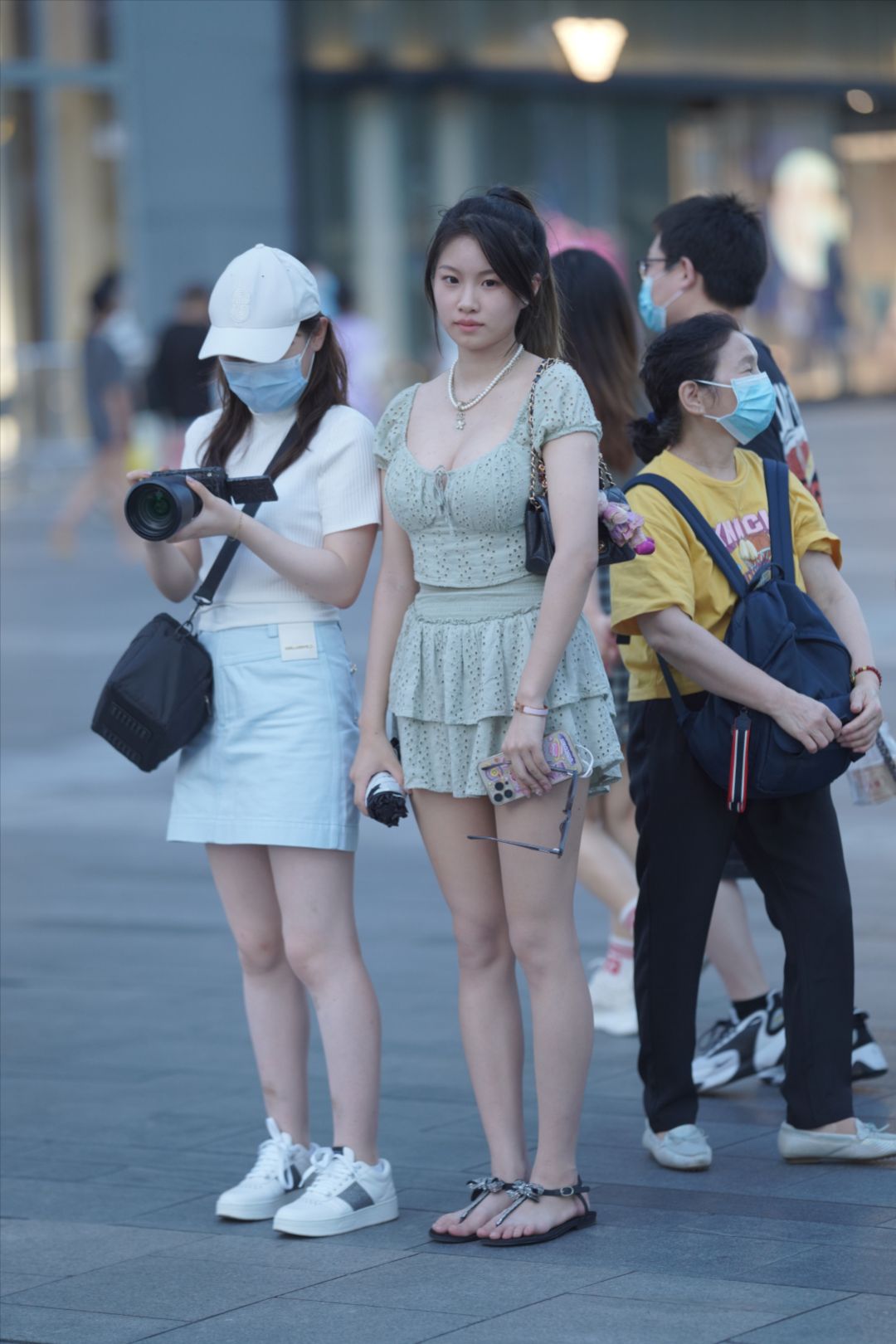 图片[4]-墨镜小姐姐-街拍图满多