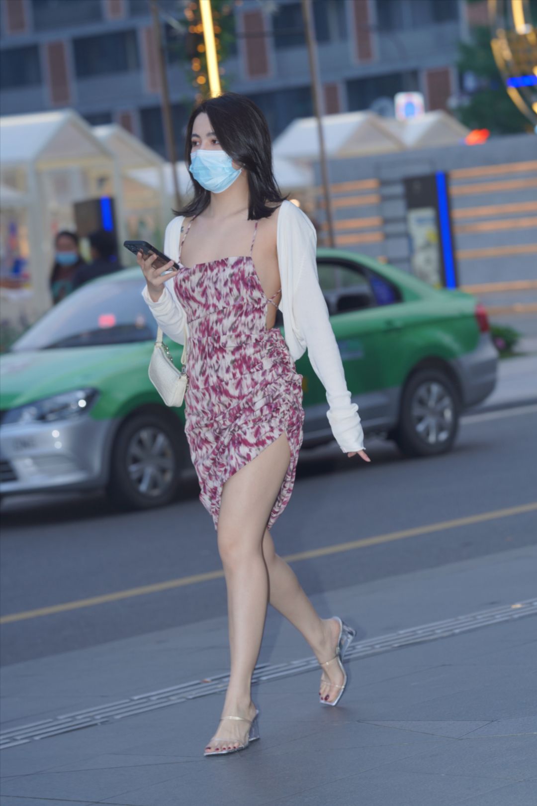 碎花吊带裙少妇-街拍图满多