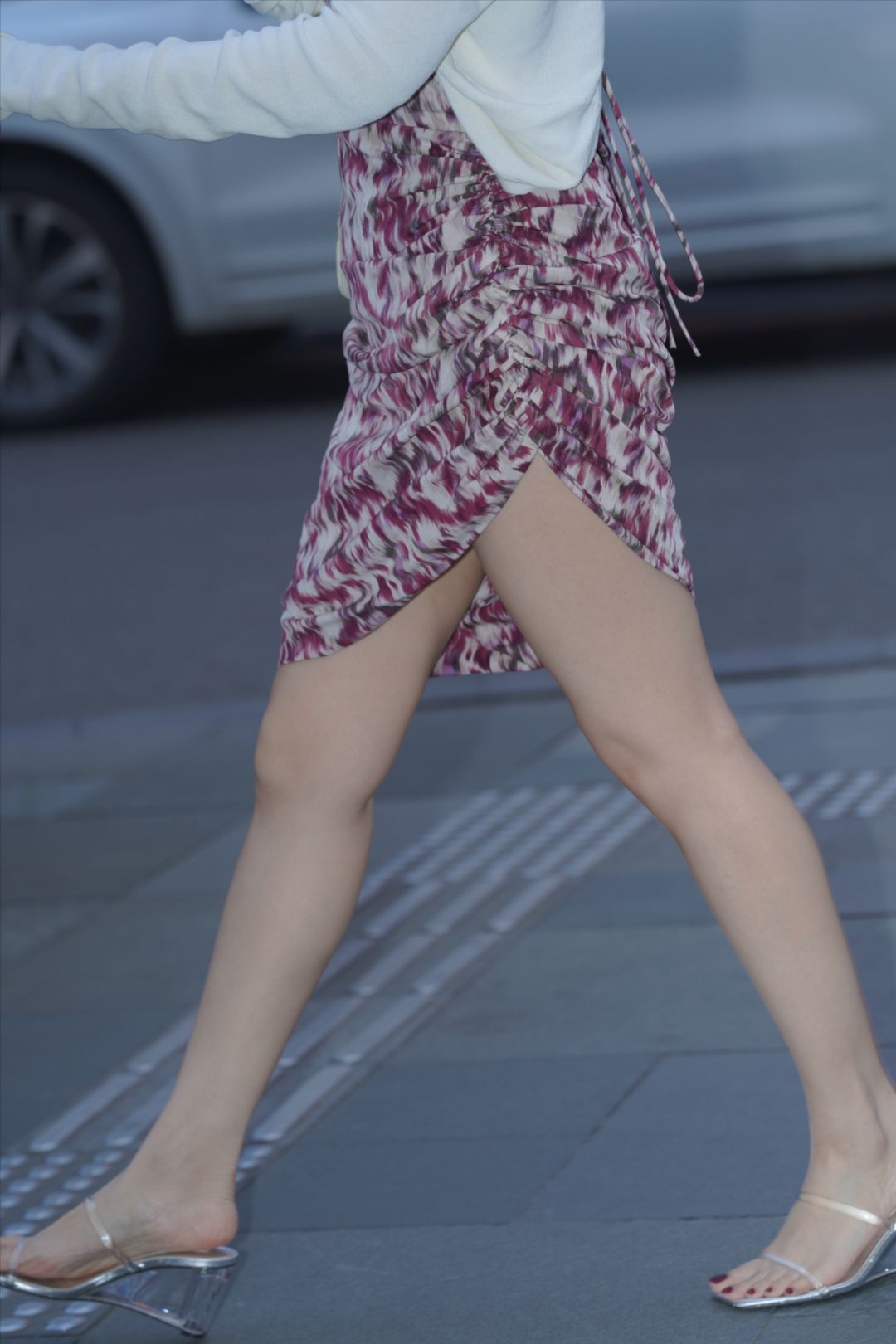 图片[4]-碎花吊带裙少妇-街拍图满多