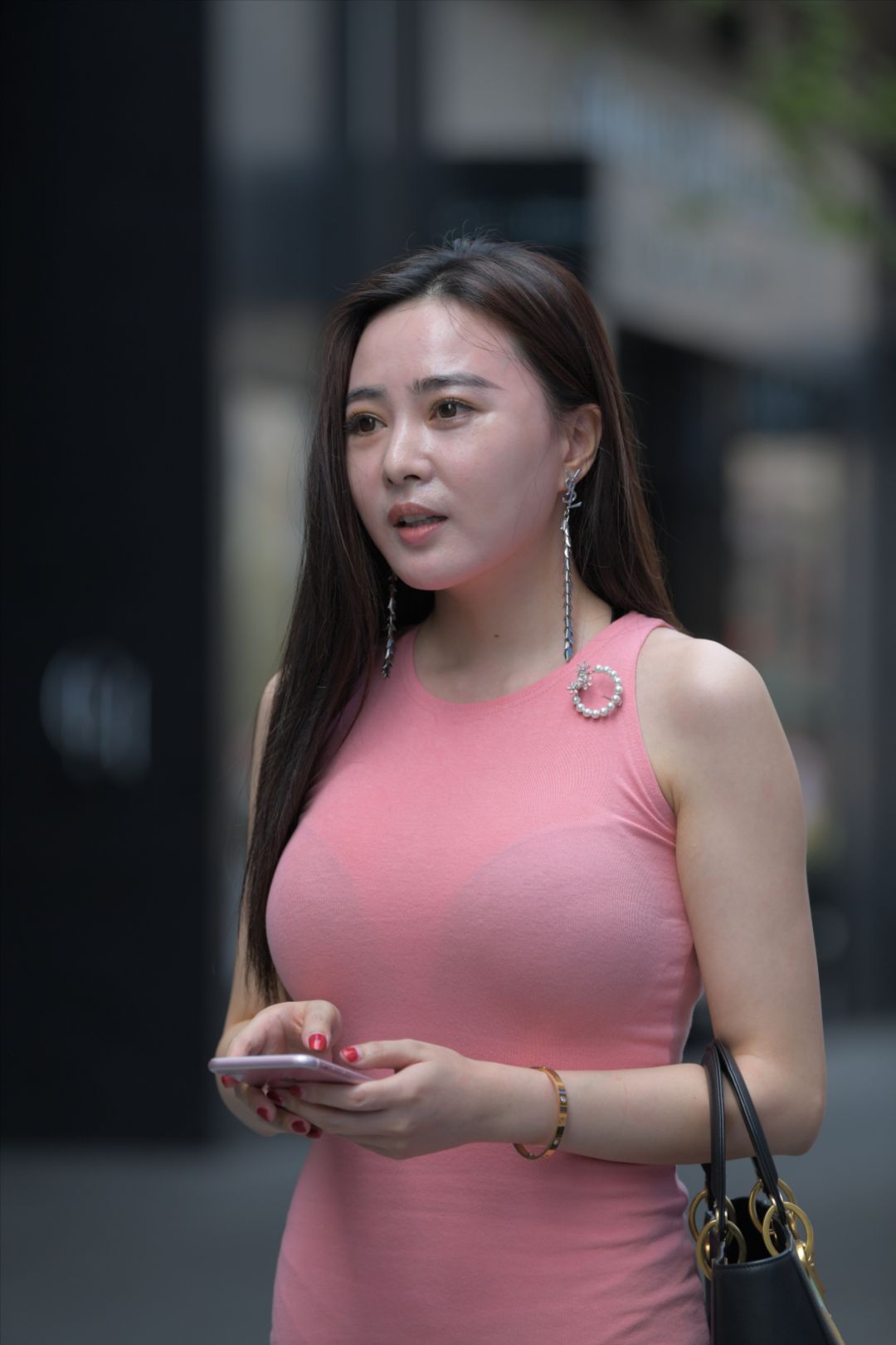 韵味十足的粉色包臀裙-街拍图满多