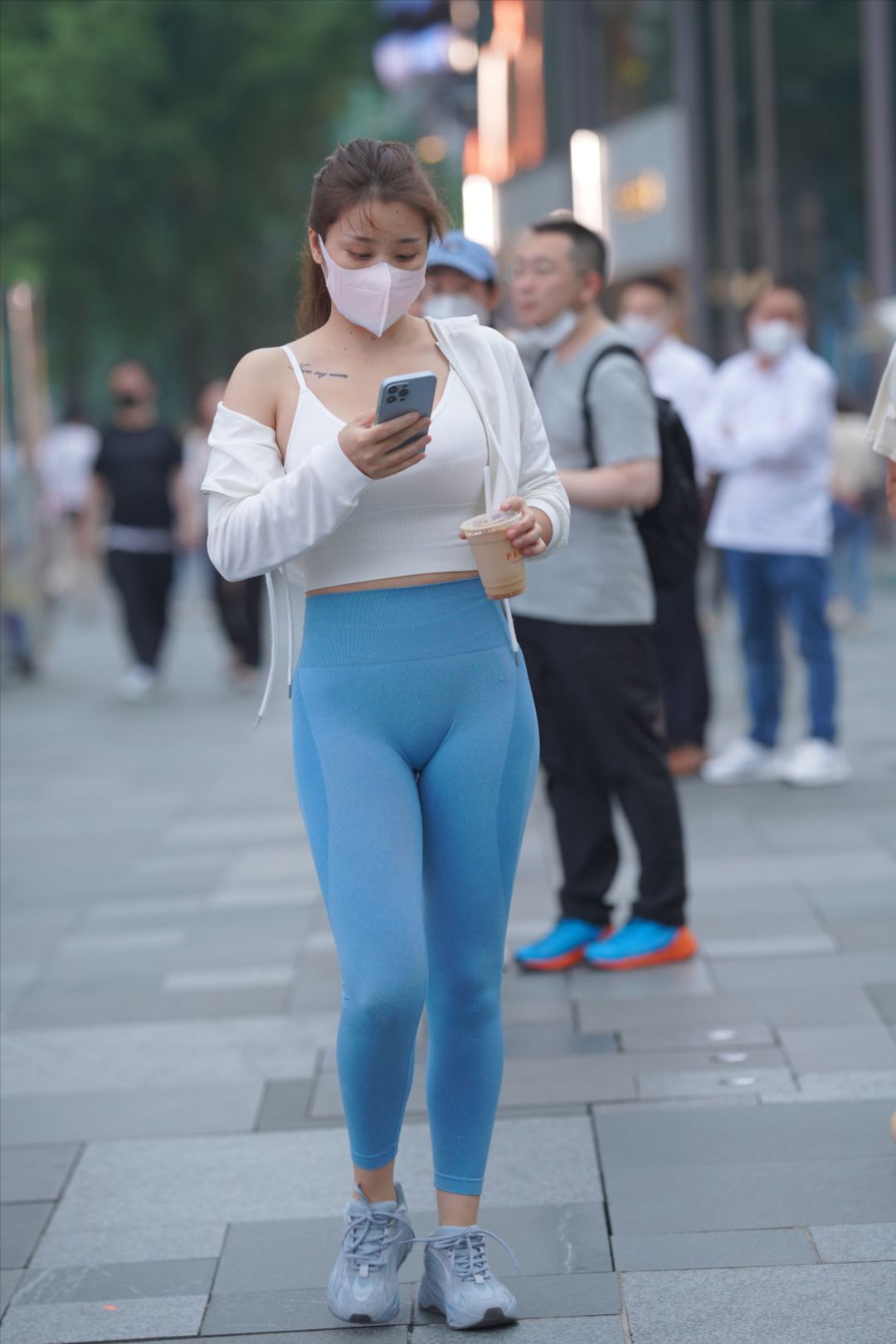 图片[2]-蓝色瑜伽裤美女-街拍图满多