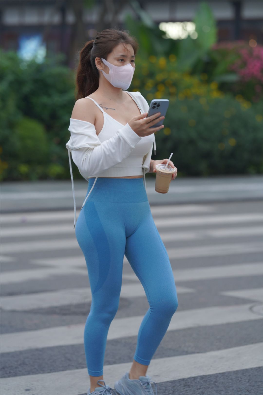 图片[3]-蓝色瑜伽裤美女-街拍图满多