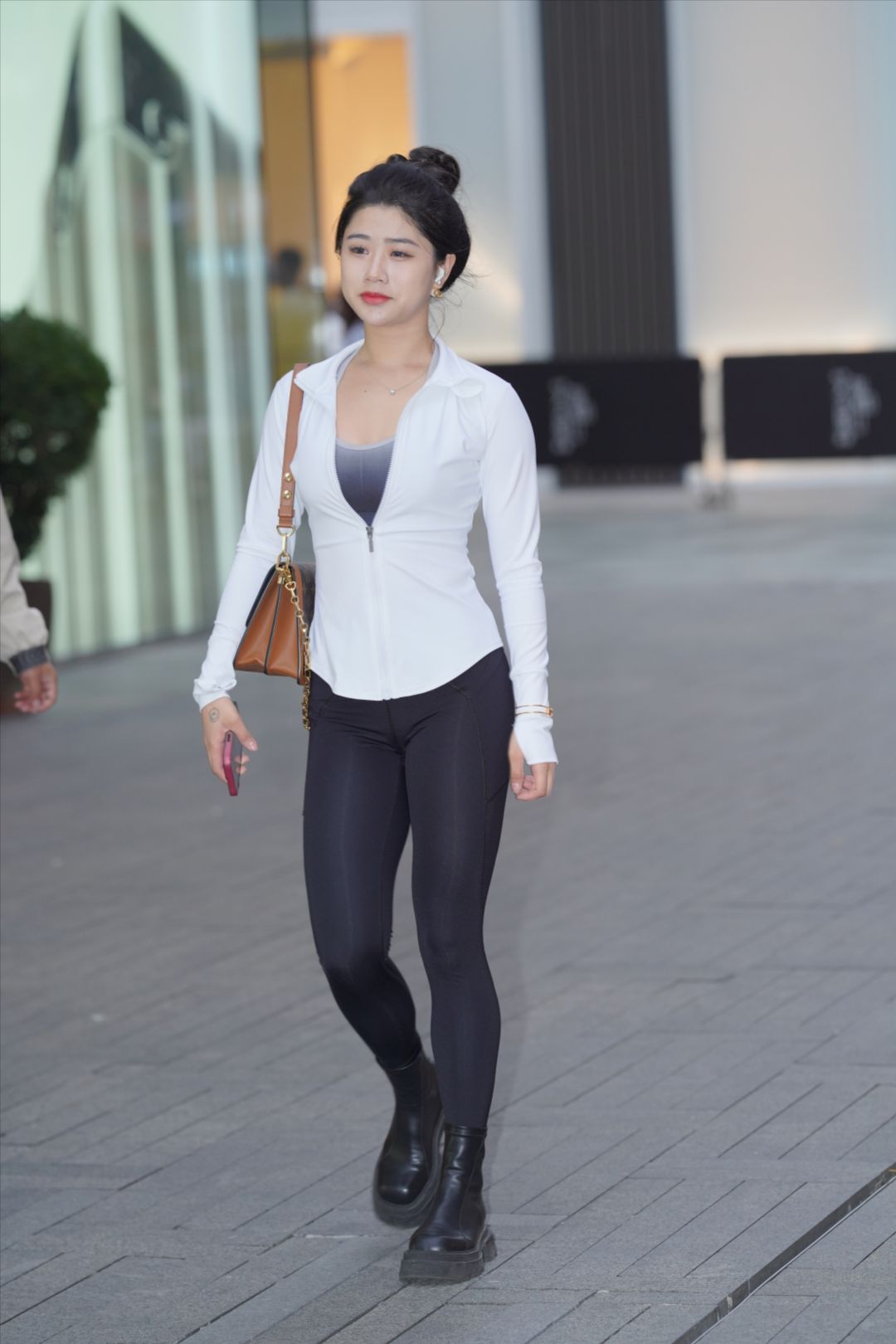图片[3]-黑色紧身裤少妇-街拍图满多