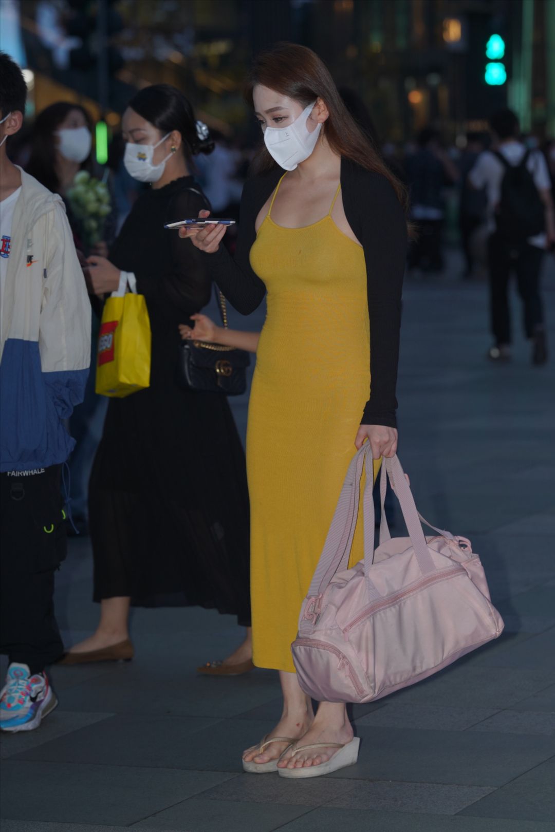 图片[6]-包臀长裙少妇-街拍图满多