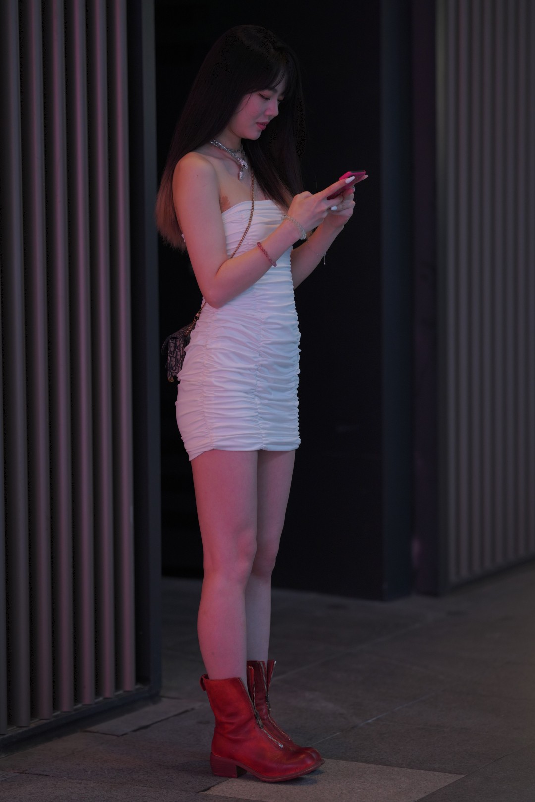图片[3]-高挑时尚大白腿妹子