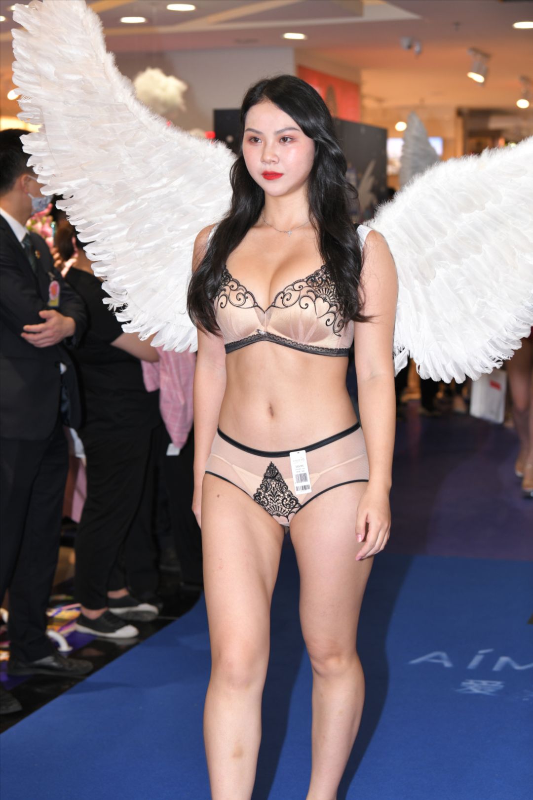 广百之夜内衣秀 米白色内衣-街拍图满多