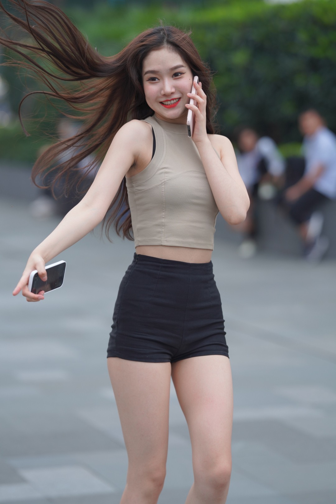 高挑时尚美腿妹子
