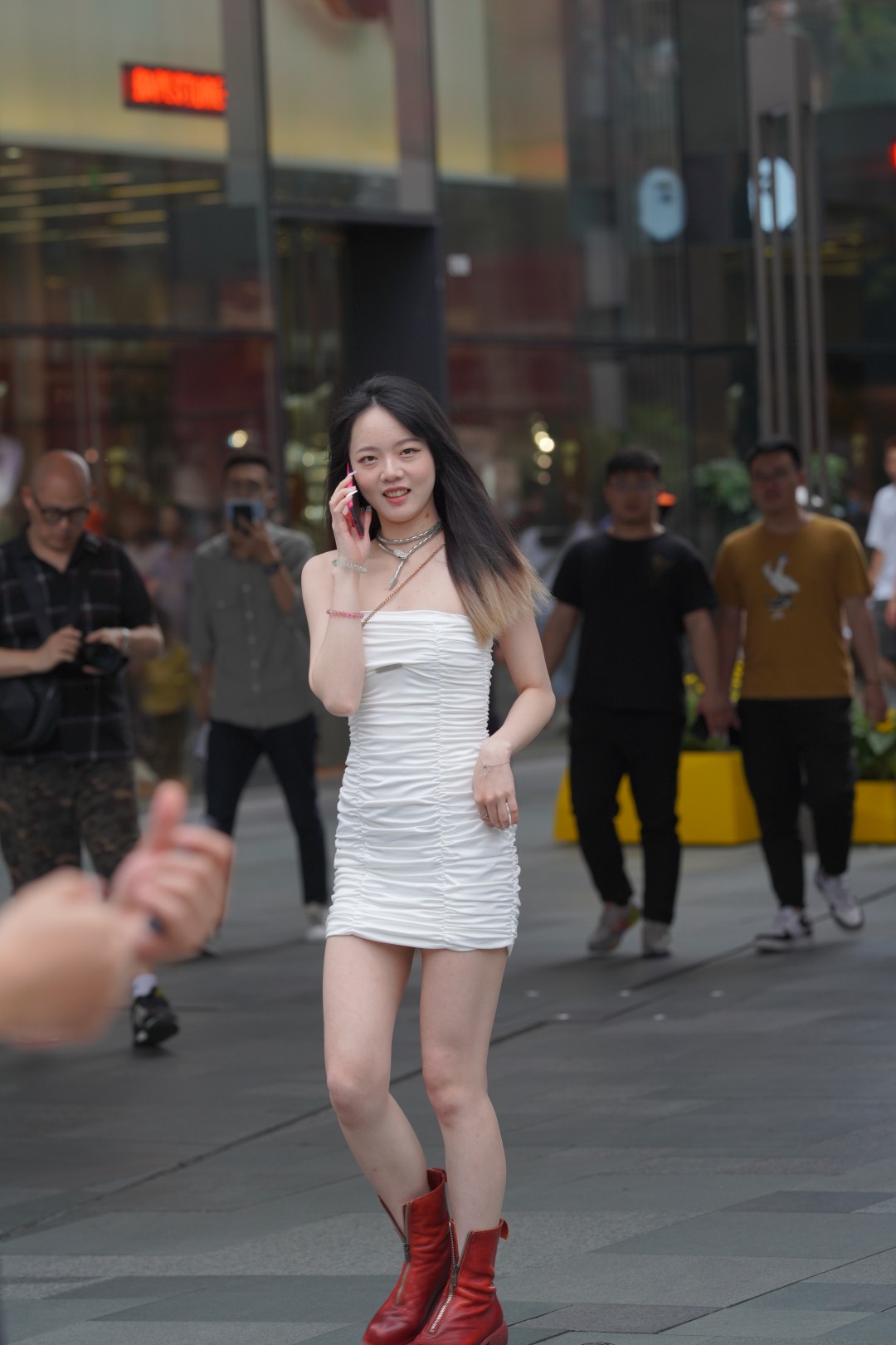 图片[7]-高挑时尚大白腿妹子