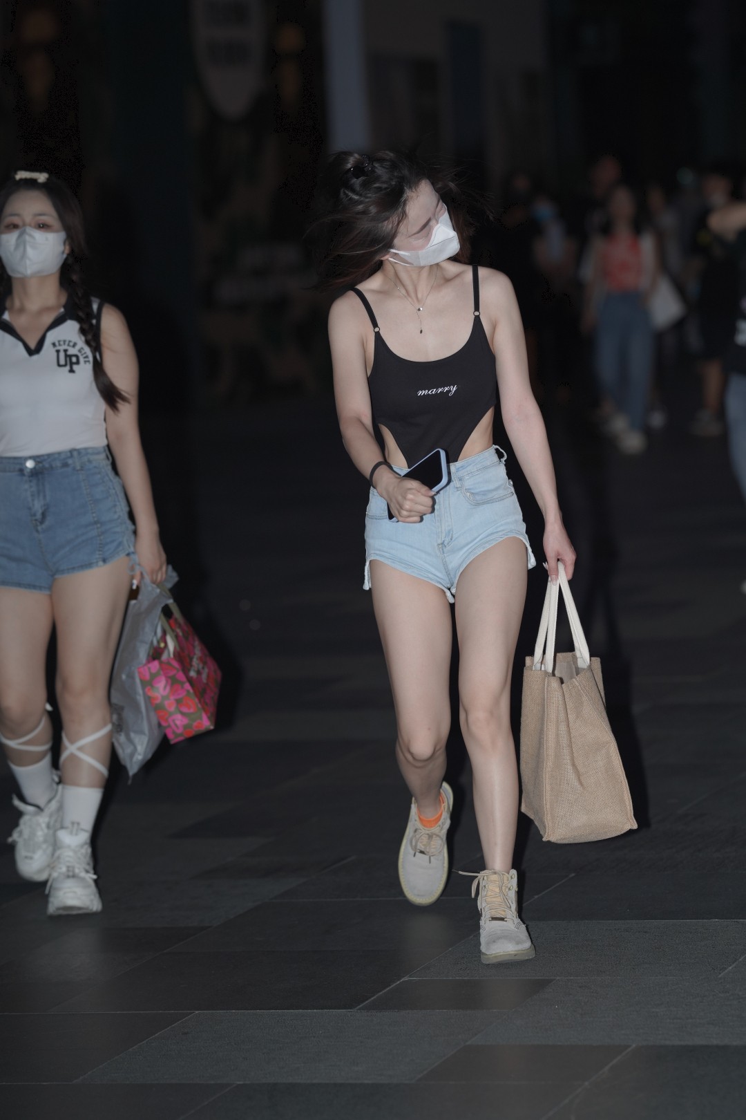 图片[4]-热裤美腿美眉-街拍图满多